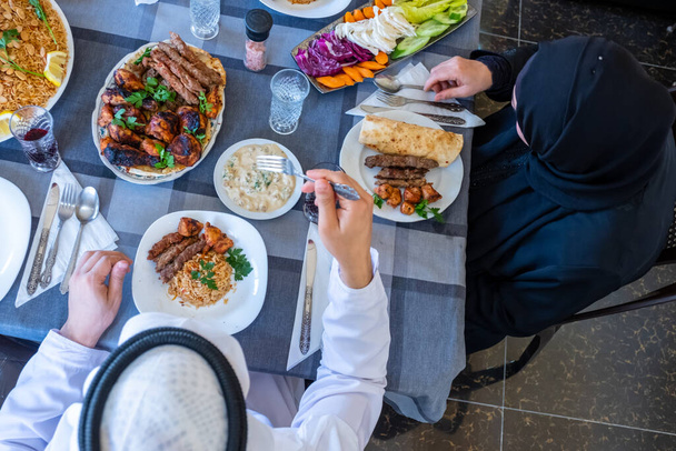 Boldog arab muszlim család élvezi az ételt együtt ramadánban - Fotó, kép