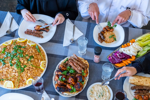 šťastný muslim rodina jíst spolu - Fotografie, Obrázek