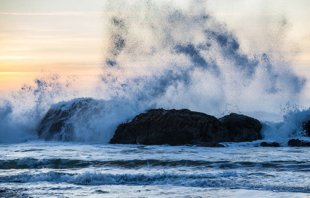 Κύματα πέφτουν πάνω σε βράχια στην ακτή του Όρεγκον. - Φωτογραφία, εικόνα