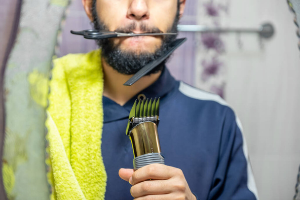 Arabe musulman couper ses propres cheveux par lui-même - Photo, image