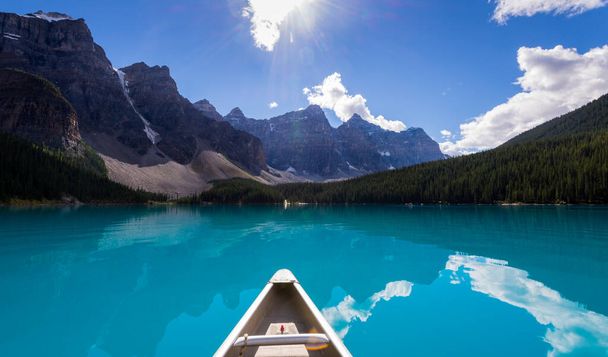 Banff Ulusal Parkı 'ndaki Moraine Gölü' nde bir kano. - Fotoğraf, Görsel
