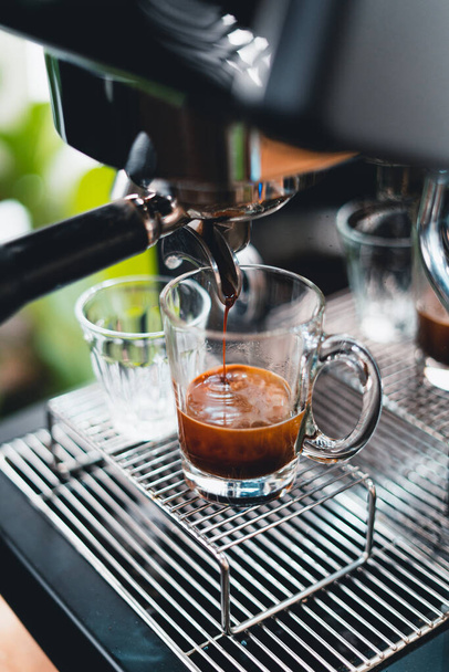 Keitä kahvia koneesta kotona, Kahvi kupissa koneesta - Valokuva, kuva