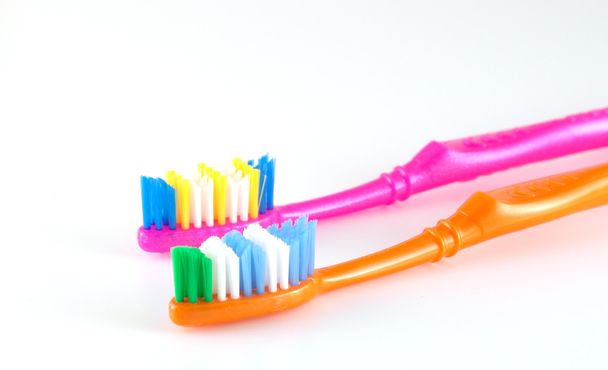 Due spazzolini da denti su bianco
 - Foto, immagini