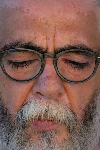 Detailní záběr bělocha s bílými vousy a brýlemi - Fotografie, Obrázek