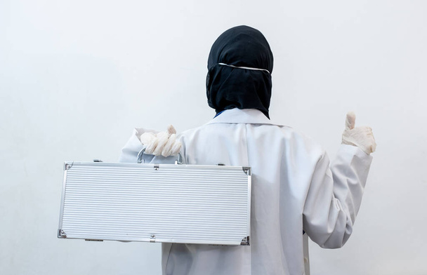 Arabisch-muslimischer Arzt trägt Maske und präsentiert Hygiene- und Schutzprodukte - Foto, Bild