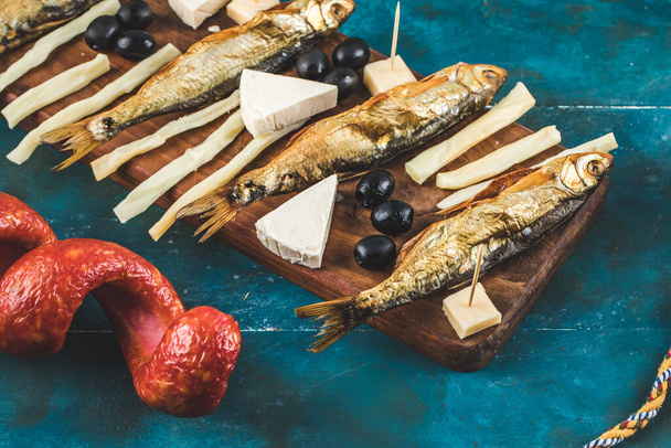 Snack board με λουκάνικο, τυρί, ελιές και ψάρι - Φωτογραφία, εικόνα
