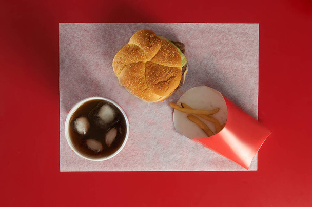 Blick von oben auf Burger und leere Pommes-Combos - Foto, Bild