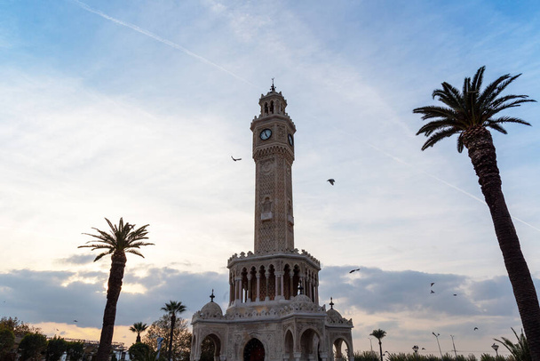 Konak, Izmir / Turkije - 22-11-2019: Historische Izmir klokkentoren. De klokkentoren en het Konakplein zijn de symbolische centra van Izmir. - Foto, afbeelding