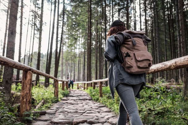 жінка ходить по кам'яній стежці в лісі з рюкзаком
 - Фото, зображення