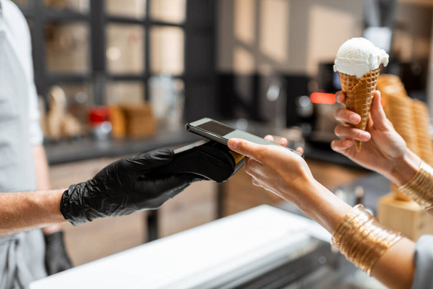 Contactless payment in ice cream shop - 写真・画像