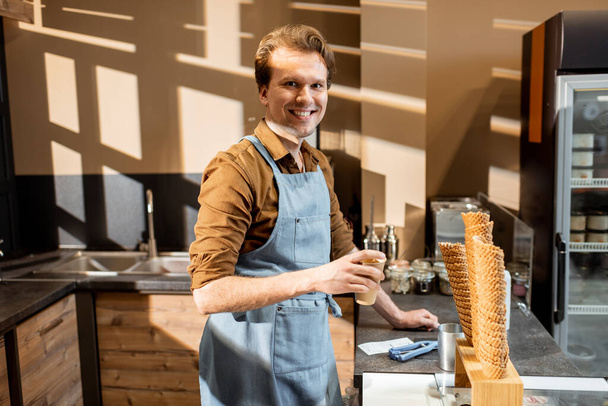 Vendedor guapo en la pastelería o cafetería
 - Foto, imagen