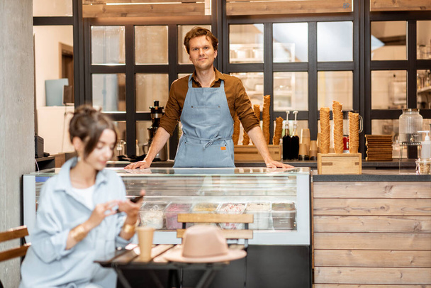Femme dans le café avec un vendeur sur le fond - Photo, image