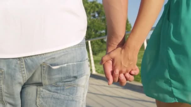 Nerozpoznatelný pár na romantické procházce si nechává ruce od těla.. - Záběry, video