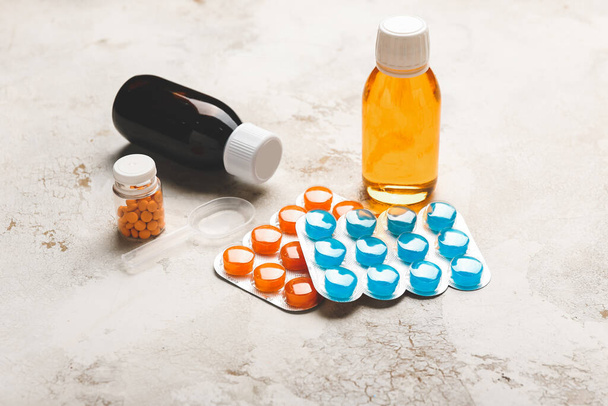 Medicamentos para a tosse no fundo claro
 - Foto, Imagem