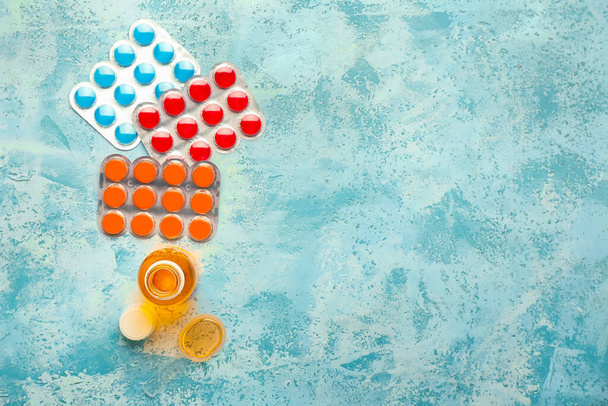 Лекарства от кашля на цветном фоне
 - Фото, изображение