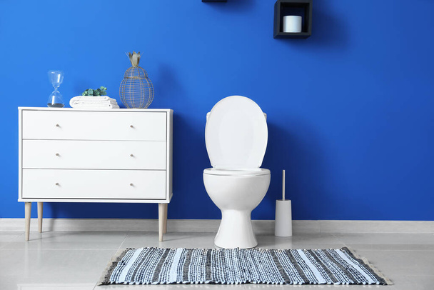 Интерьер современной чистой ванной комнаты
 - Фото, изображение