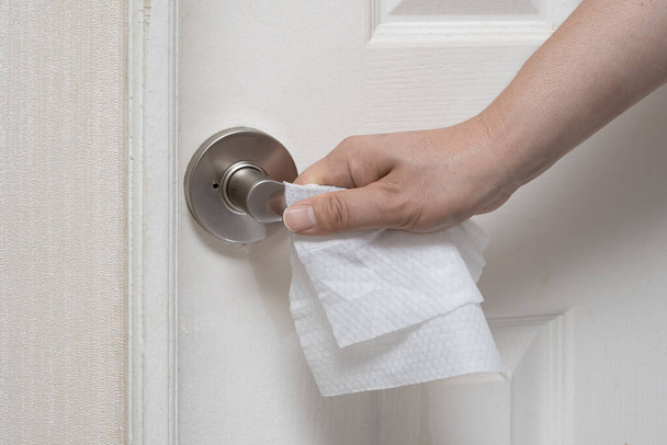 Dezynfekcja, czyszczenie i mycie klamek do drzwi. Zapobieganie zakażeniom koronawirusami. - Zdjęcie, obraz