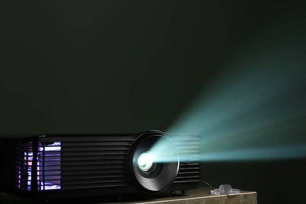 Projecteur vidéo moderne sur fond sombre
 - Photo, image