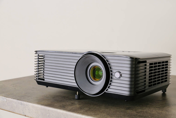 Projecteur vidéo moderne sur table sur fond gris - Photo, image