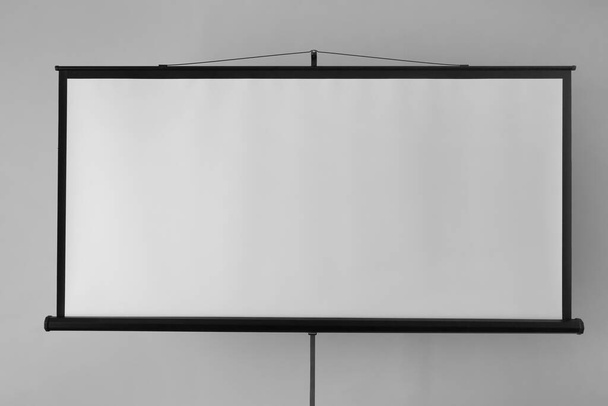 Pantalla proyector moderna sobre fondo gris
 - Foto, Imagen