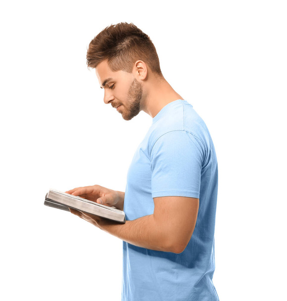 Fiatal férfi olvasás Biblia fehér háttér - Fotó, kép