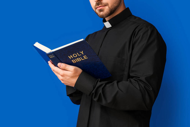 İncil okuyan genç bir rahip. - Fotoğraf, Görsel