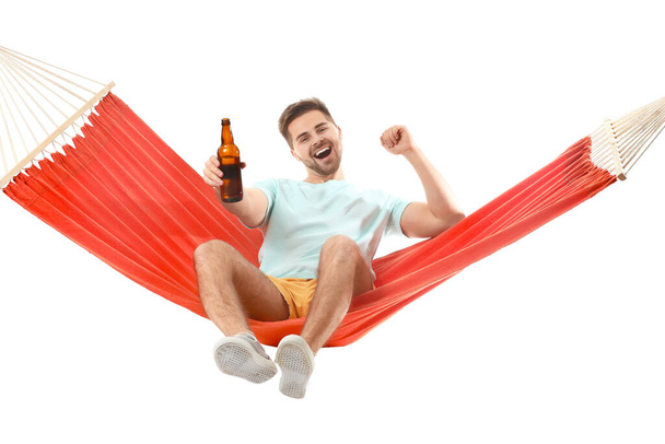 Молодой человек с пивом расслабляется в гамаке на белом фоне
 - Фото, изображение