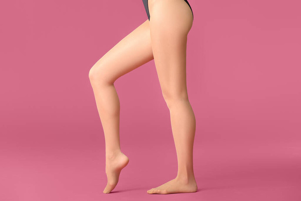 mooie jonge vrouw in panty op kleur achtergrond - Foto, afbeelding