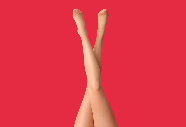 Kaunis nuori nainen sukkahousut värillinen tausta - Valokuva, kuva