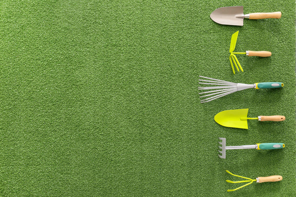 Supplies for gardening on color background - Foto, afbeelding