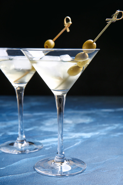 Vasos de sabroso cóctel de martini en la mesa
 - Foto, Imagen