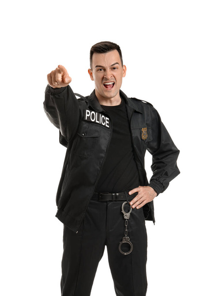 Agressieve politieagent op witte achtergrond - Foto, afbeelding
