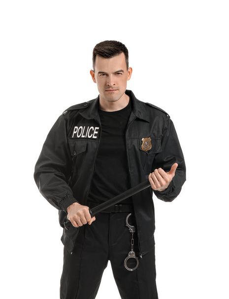 Aggressiver Polizist mit Schlagstock auf weißem Hintergrund - Foto, Bild