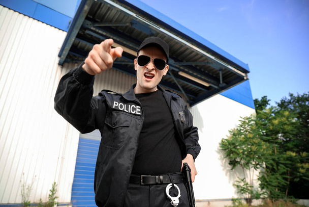 Aggressiver Polizist auf der Straße - Foto, Bild