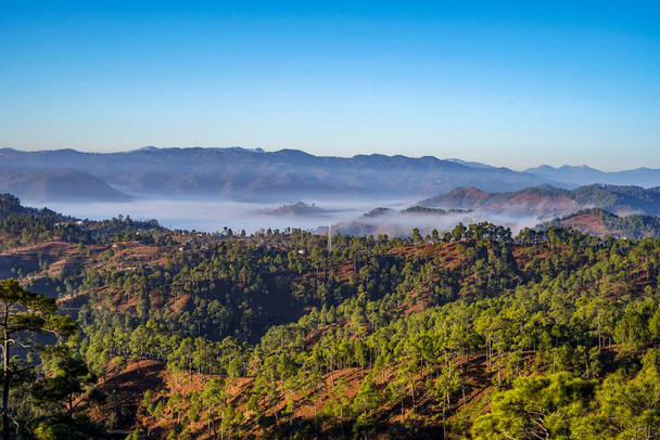Landschaft des größten Sees Indiens, mit Bergen im Hintergrund - Foto, Bild