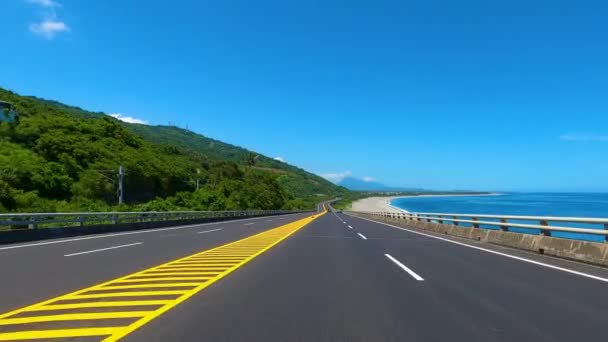 Rijden op berg en kustlijn snelweg met blauwe lucht achtergrond. POV - Video