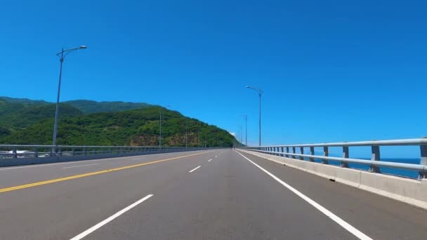 Οδήγηση σε βουνό και ακτογραμμή αυτοκινητόδρομο με μπλε φόντο ουρανό. POV - Πλάνα, βίντεο