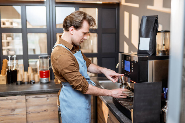 Πωλητής κάνει έναν καφέ στο κατάστημα ή καφέ - Φωτογραφία, εικόνα