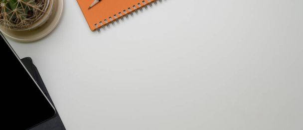 Bovenaanzicht van kopieerruimte op witte werktafel met agenda, digitale tablet en decoratie  - Foto, afbeelding