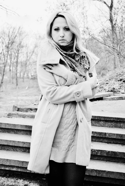 Mooie plus size Amerikaanse vrouw in jas, modieuze herfst-lente stijl voor dames, vintage moderne outfit - Foto, afbeelding