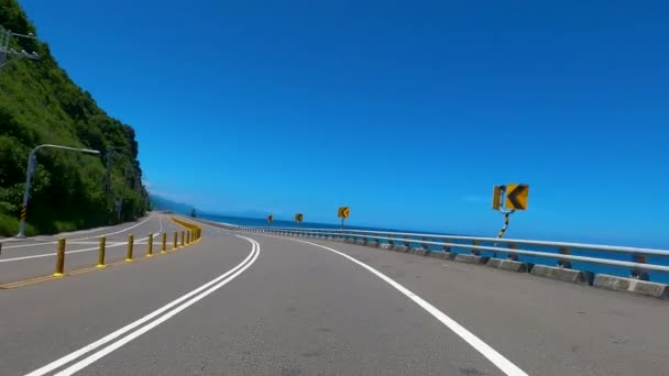 Conducir por carretera de montaña y costa con fondo de cielo azul. POV
 - Metraje, vídeo