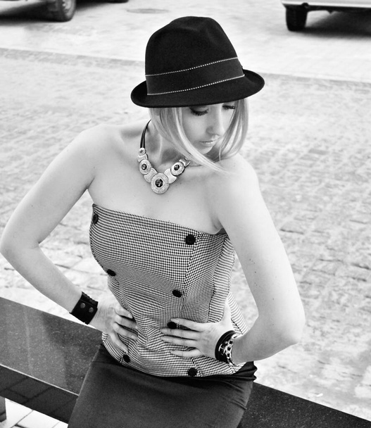 Femme moderne à la mode plus la taille dans un style de mélange décontracté dans la rue. Belle dame posant dans le style de fantaisie - Photo, image