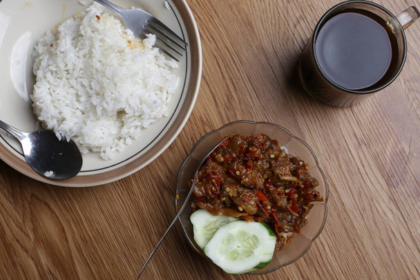 木製のテーブルの上に米とジャワ料理長のマーコン肉 - 写真・画像