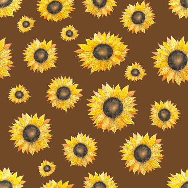 Aquarel naadloos patroon met zonnebloemen. Handgetekende, natuurlijk geel-oranje bloemen. Zomer patroon op bruine achtergrond - Foto, afbeelding