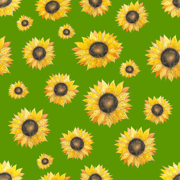 Akvarel bezešvný vzor se slunečnicemi. Ručně kreslené, přírodní žlutooranžové květy. Letní vzor na zeleném pozadí - Fotografie, Obrázek