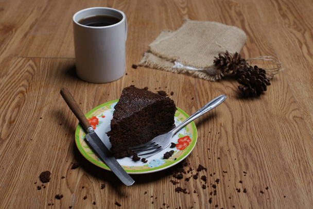 їдять брауні та каву на тарілці на дерев'яному столі фоні
 - Фото, зображення