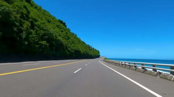 青い空の背景を持つ山や海岸線の高速道路で運転。POV - 映像、動画