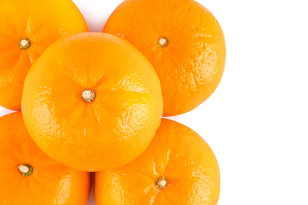 primer plano naranja sobre fondo blanco fruta agricultura alimentos aislados
 - Foto, imagen