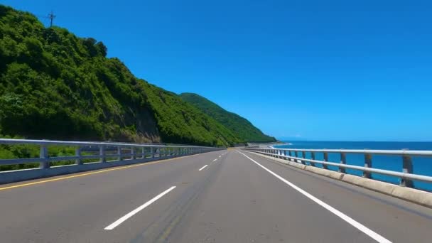 Rijden op berg en kustlijn snelweg met blauwe lucht achtergrond. POV - Video