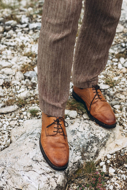 Close-up de pernas em sapatos castanhos com gotas de chuva. Tempo de outono. Sapatos impermeáveis
. - Foto, Imagem